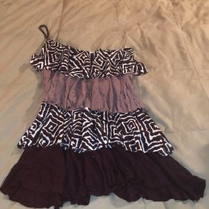 Ruffled tiered print shirt. Size L